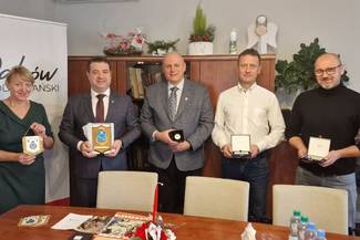 Symboliczne upominki przekazane Burmistrzowi Makowa Podhalańskiego, przez Burmistrza San Pietro Infine
