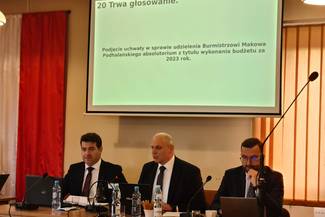 Burmistrz Makowa Podhalańskiego  otrzymał absolutorium z  wykonania budżetu za rok 2023.  Za przyjęciem uchwały w tej sprawie, a wcześniej udzieleniem wotum zaufania, głosowali wszyscy obecni radni.