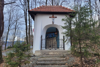 Remont kapliczki domkowej z początku XIX wieku z figurką Chrystusa upadającego pod krzyżem w miejscowości Maków Podhalański